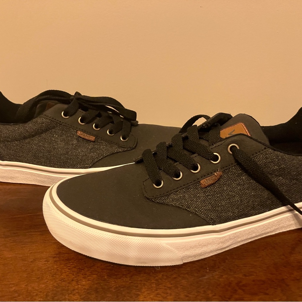 LIKE NEW Vans Black and White Sneakers with Classic Low-Top Design